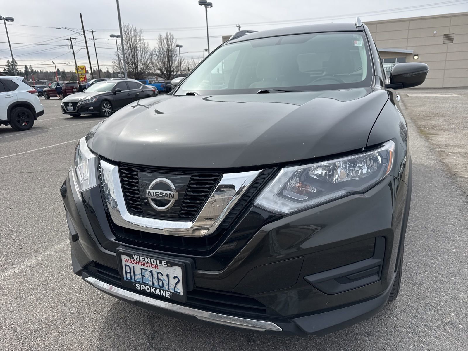 Used 2017 Nissan Rogue SV image 2