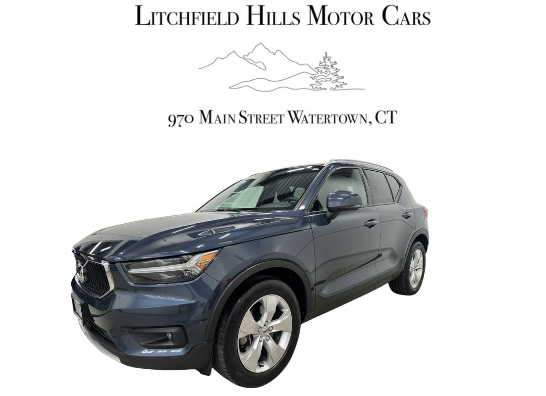 Used 2021 Volvo XC40 T5 Momentum image 1