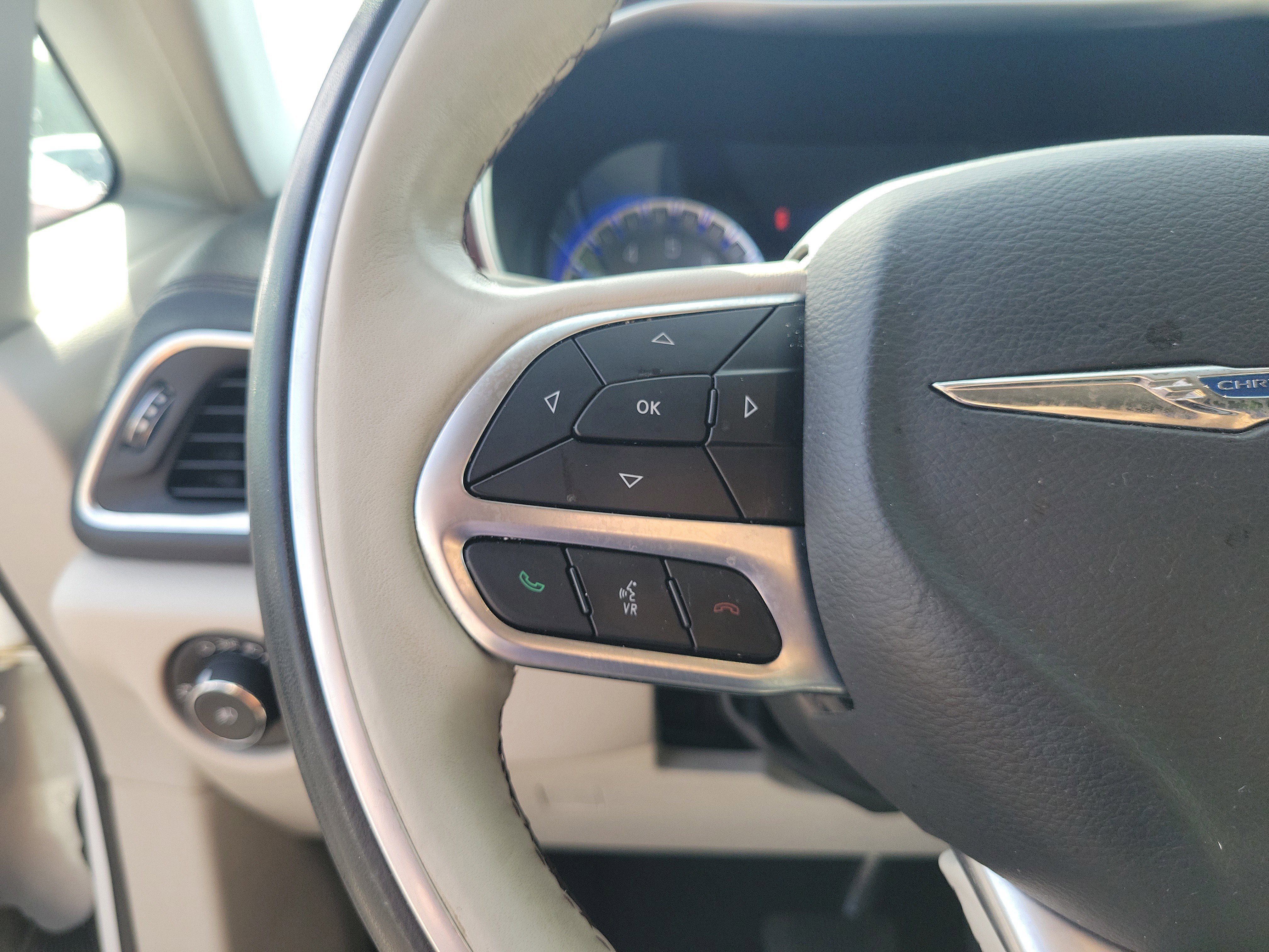 Used 2020 Chrysler Pacifica Limited FWD image 30