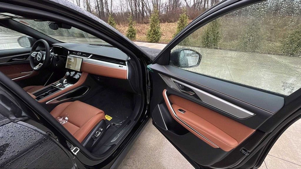 New 2025 Jaguar F-PACE R-Dynamic S image 17