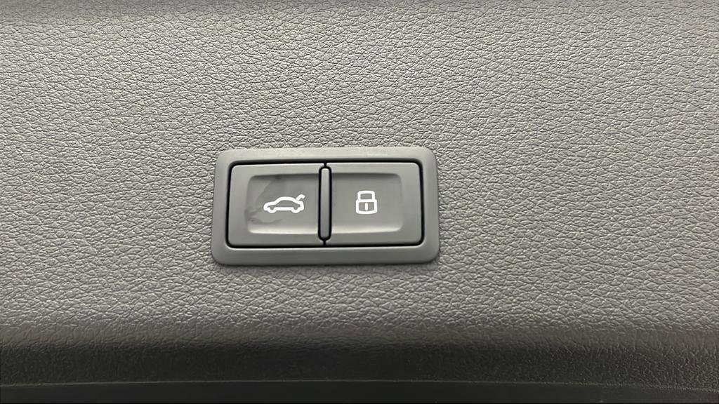 Used 2022 Audi e-tron Premium w/ Towing Package image 27