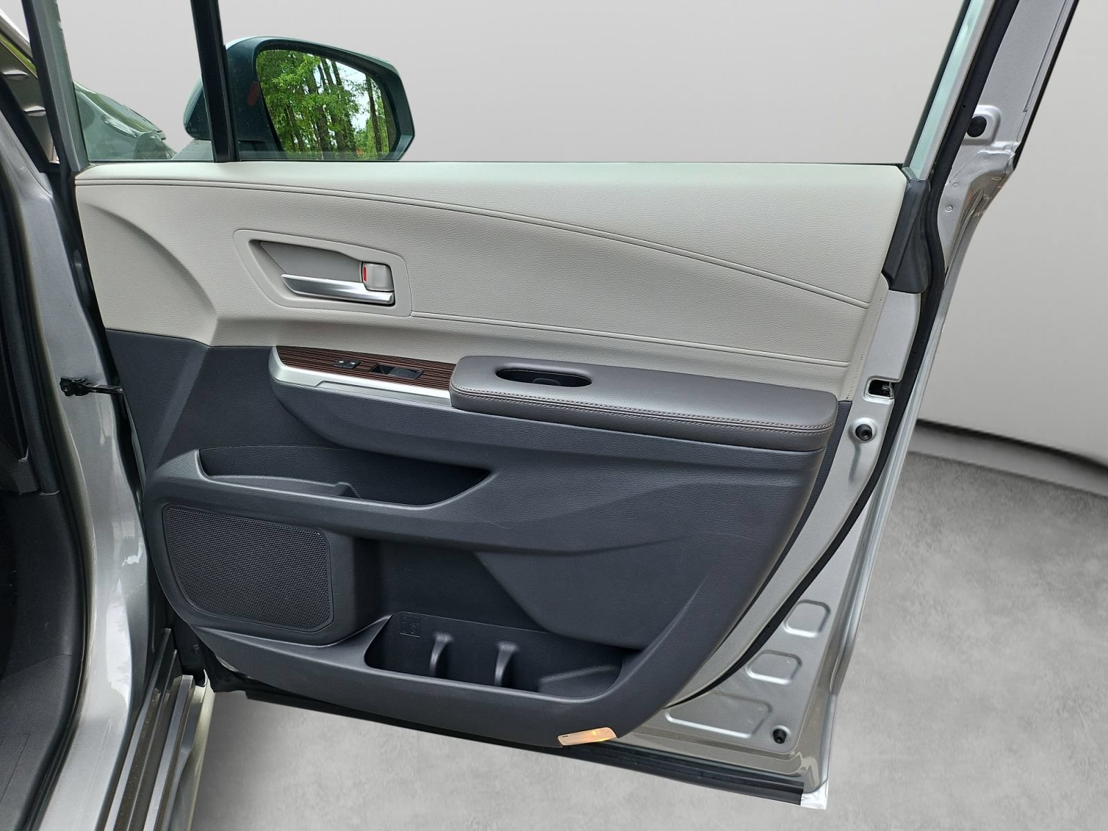 Used 2024 Toyota Sienna XLE FWD image 35