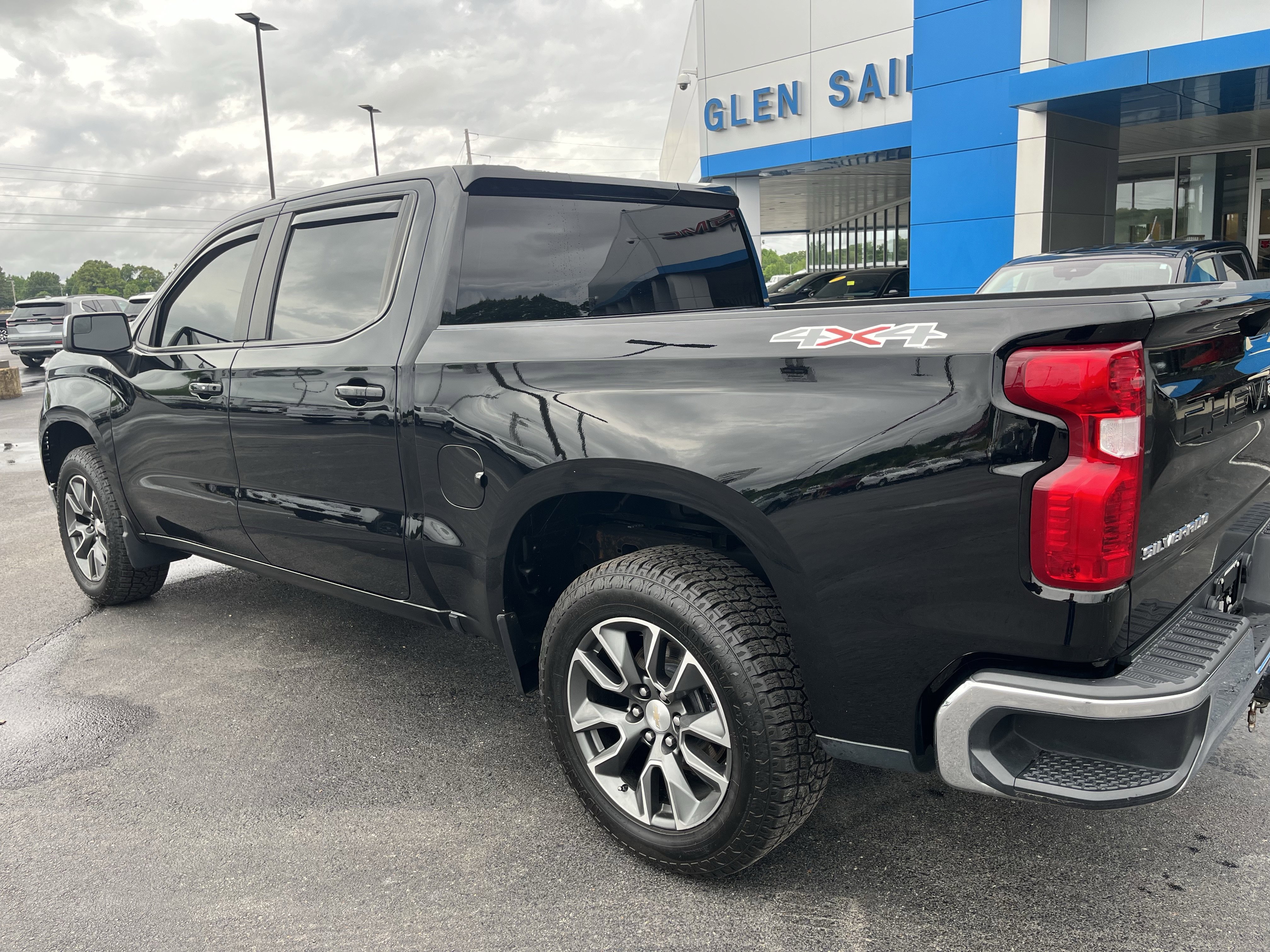 Used 2023 Chevrolet Silverado 1500 LT AWD/4WD image 5