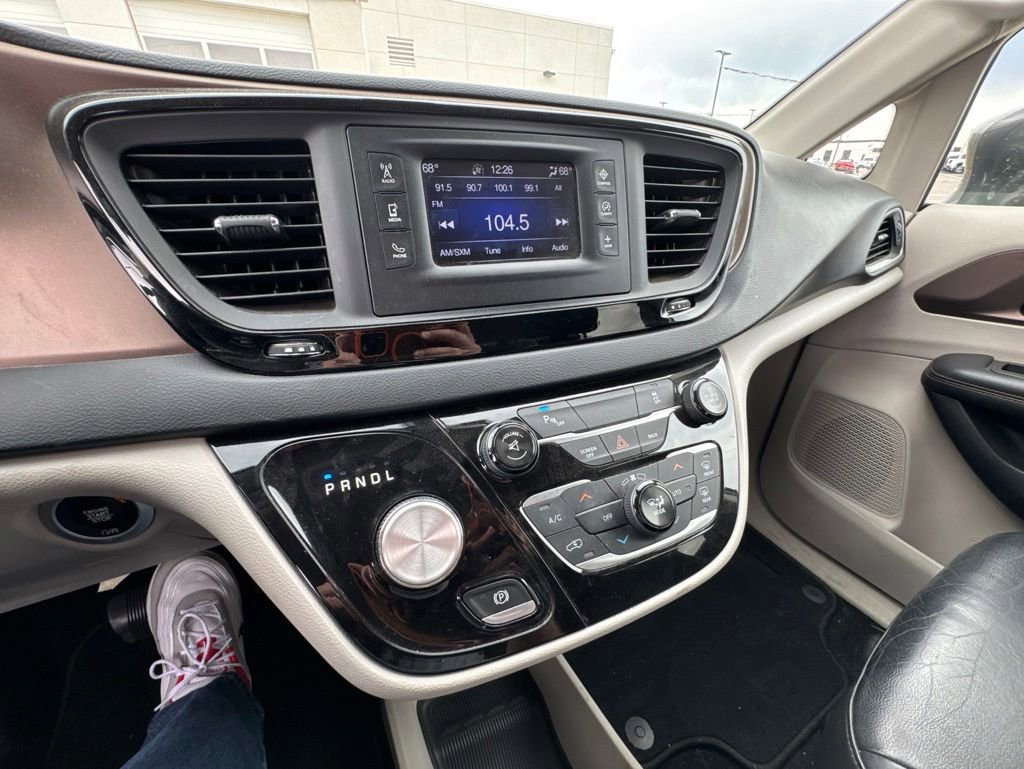Used 2017 Chrysler Pacifica Touring-L FWD image 13