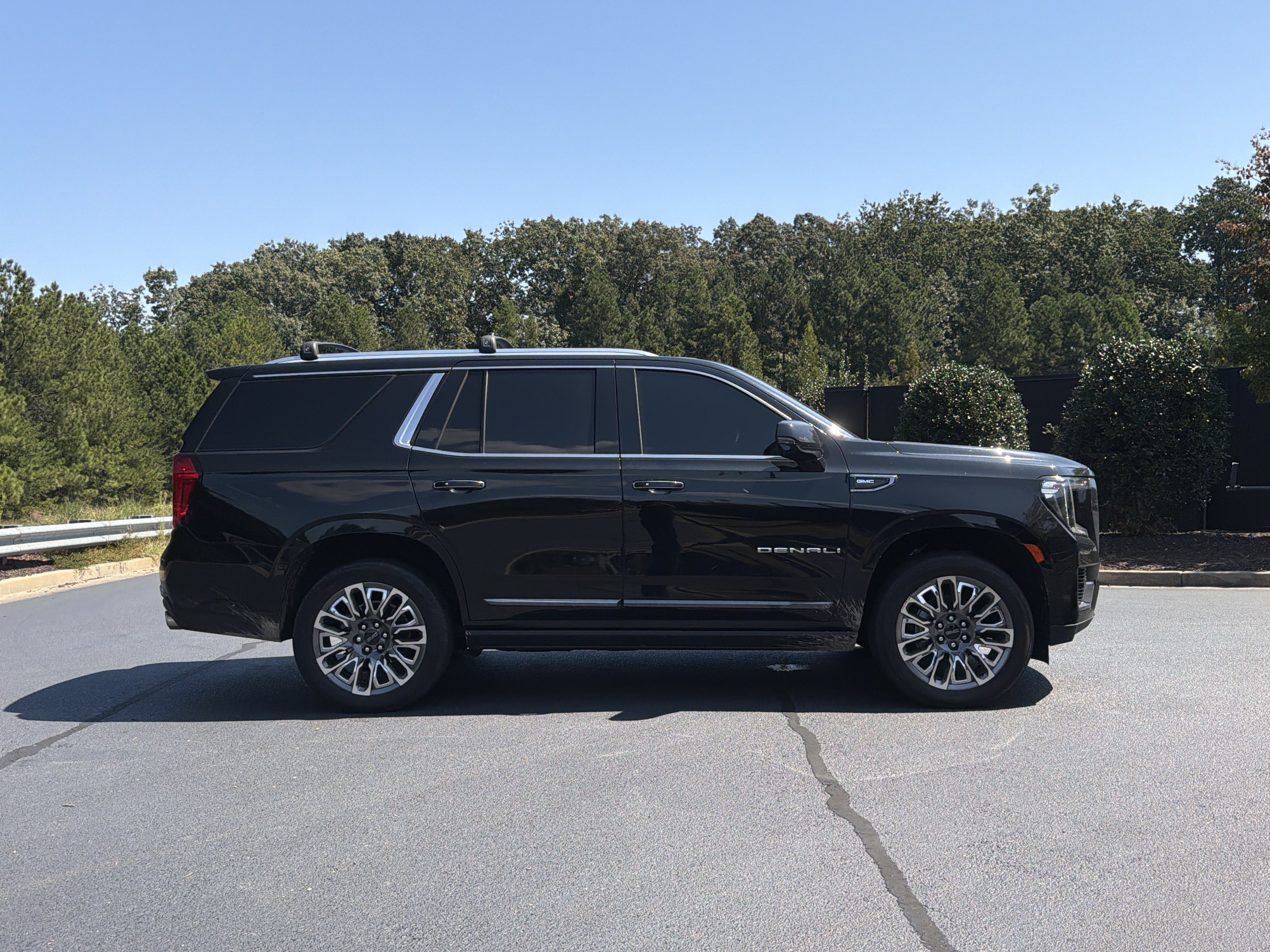 Used 2023 GMC Yukon Denali Ultimate w/ LPO, Floor Liner Package AWD/4WD image 5