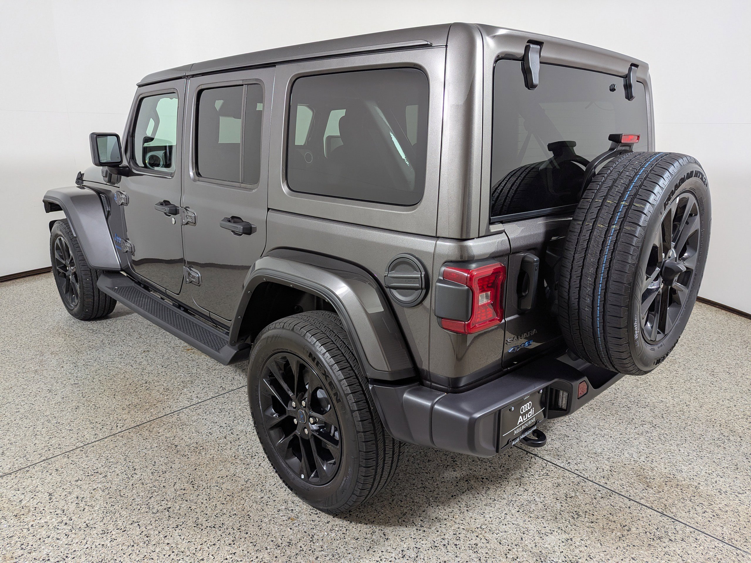 Used 2025 Jeep Wrangler Unlimited Sahara AWD/4WD image 5