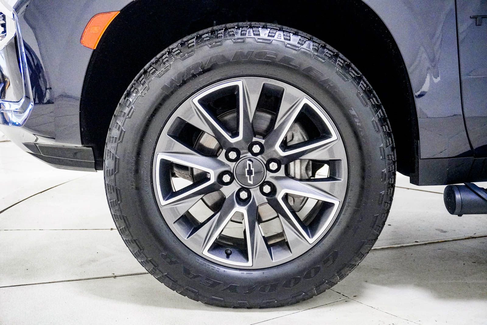 Used 2022 Chevrolet Tahoe Z71 w/ Luxury Package AWD/4WD image 17