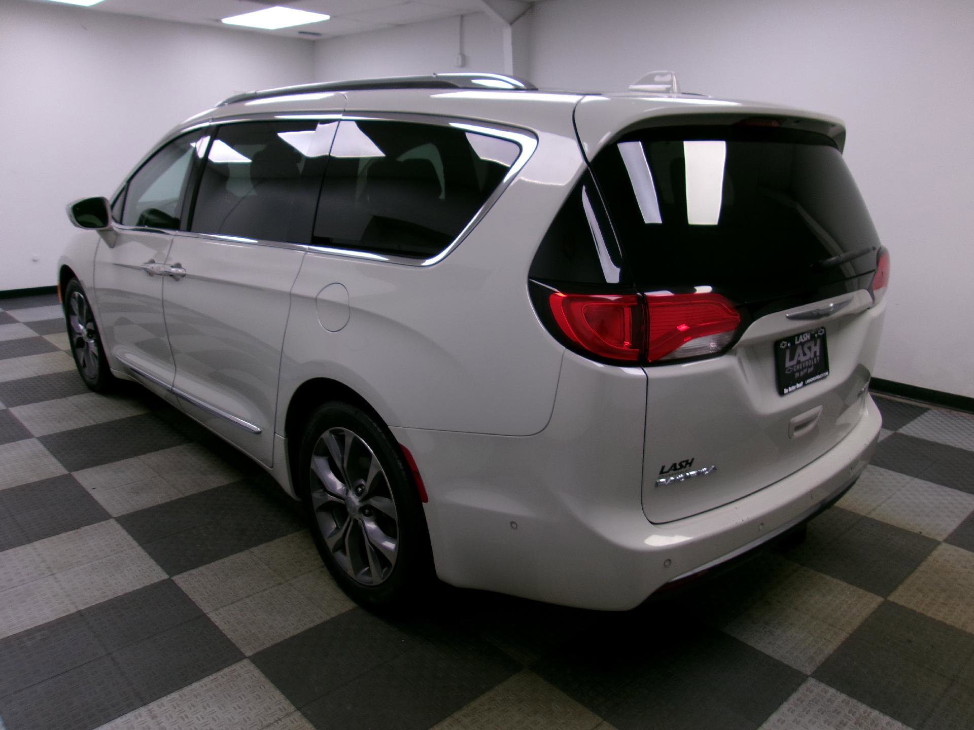 Used 2017 Chrysler Pacifica Limited image 2