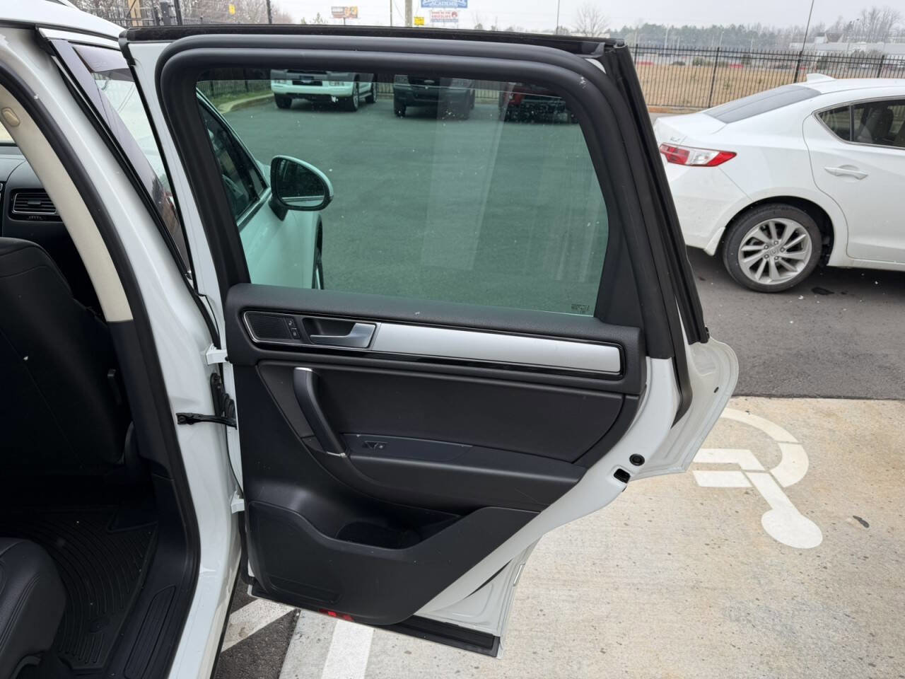 Used 2016 Volkswagen Touareg VR6 image 12