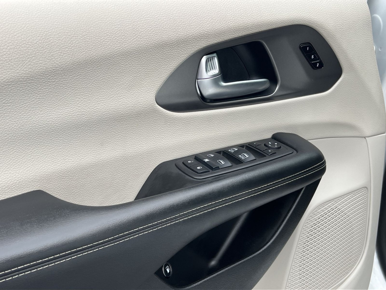 Used 2024 Chrysler Pacifica Limited FWD image 15