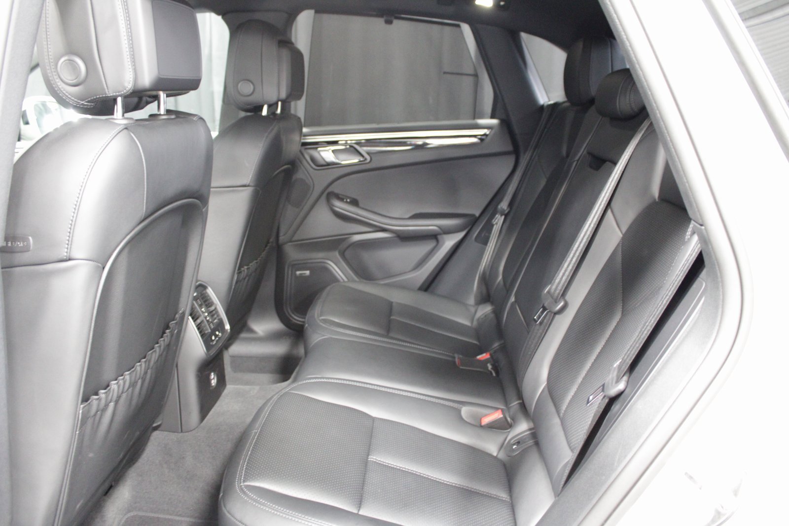 Used 2025 Porsche Macan image 20