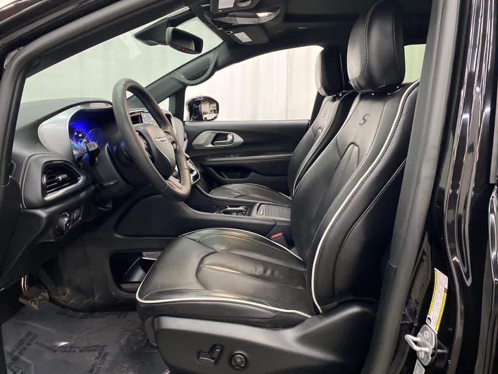 Used 2025 Chrysler Pacifica Limited FWD image 13