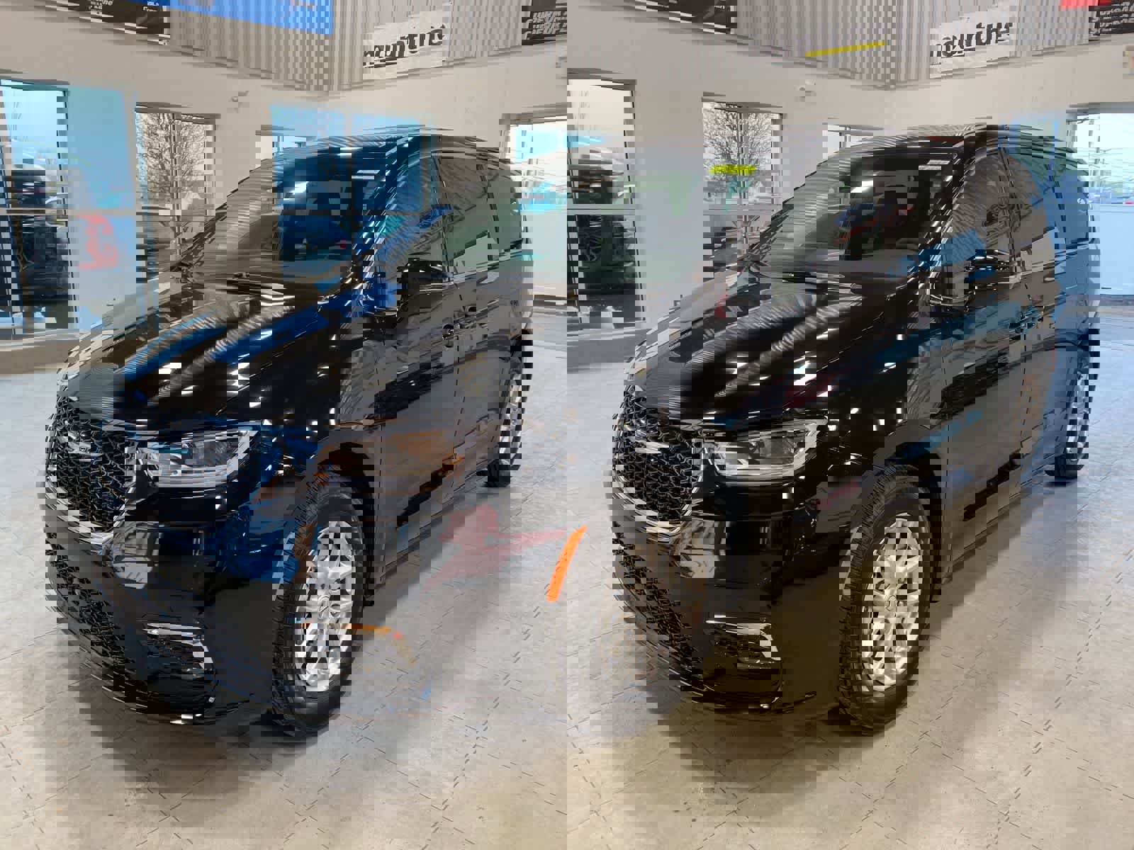 Used 2026 Chrysler Pacifica Select image 1