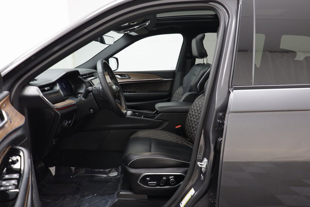 Used 2025 Jeep Grand Cherokee Summit image 5