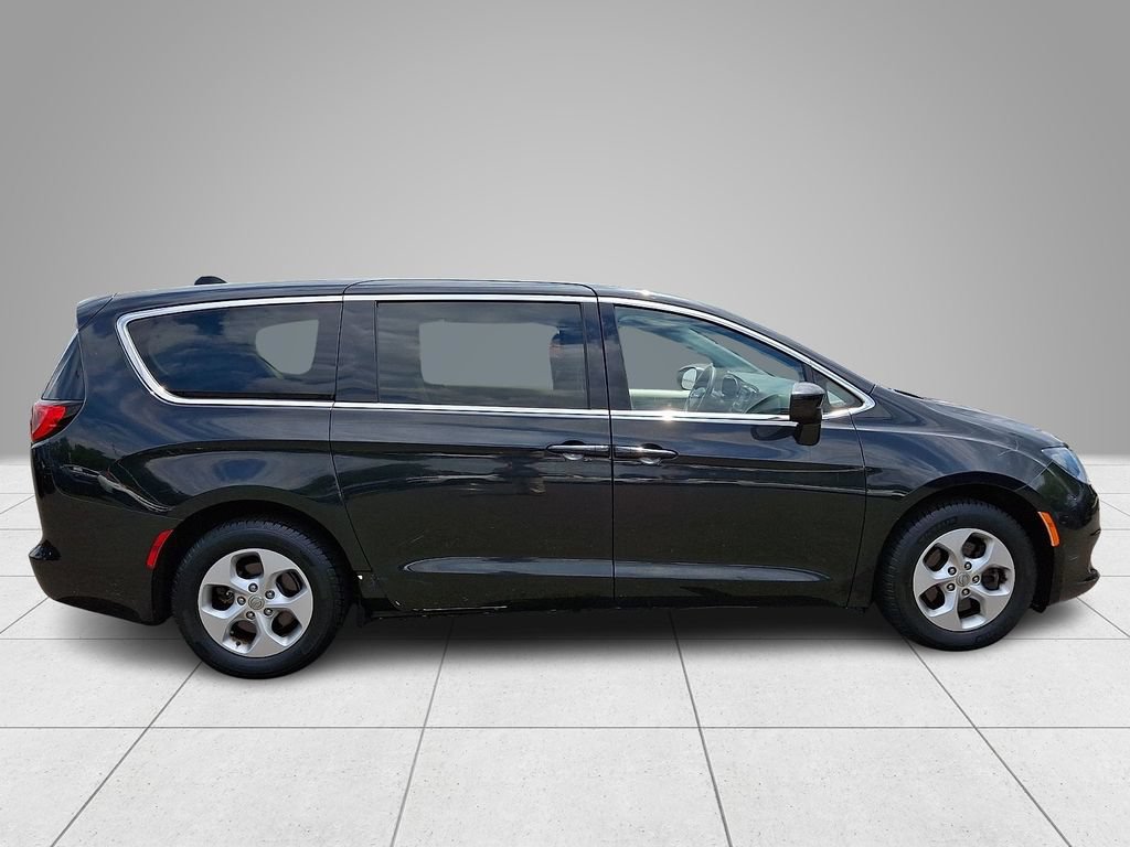 Used 2017 Chrysler Pacifica LX w/ Tire & Wheel Group FWD image 8