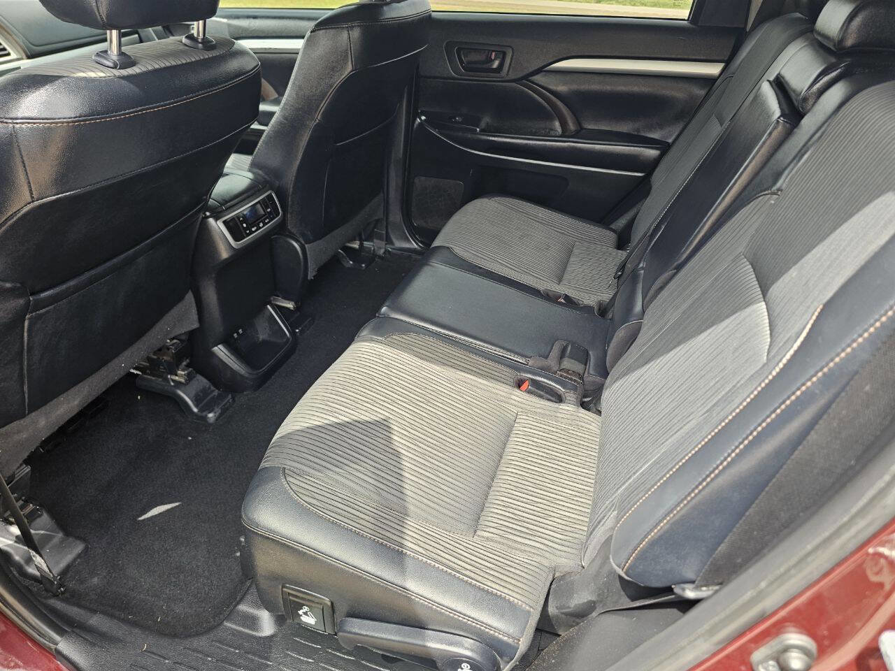 Used 2019 Toyota Highlander Plus FWD image 10