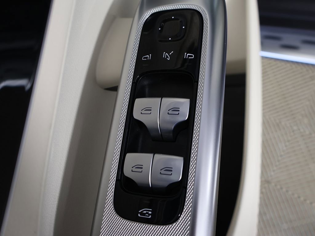 Used 2025 Mercedes-Benz GLC 300 4MATIC image 37