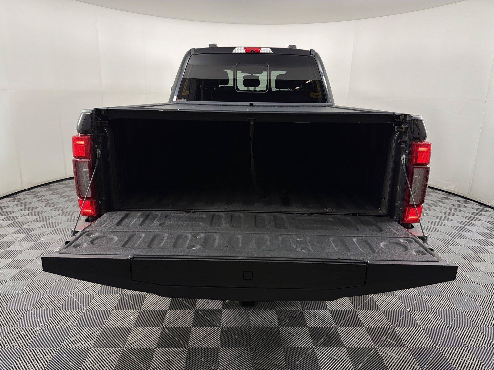 Used 2022 Ford F250 Lariat w/ Black Appearance Package AWD/4WD image 16