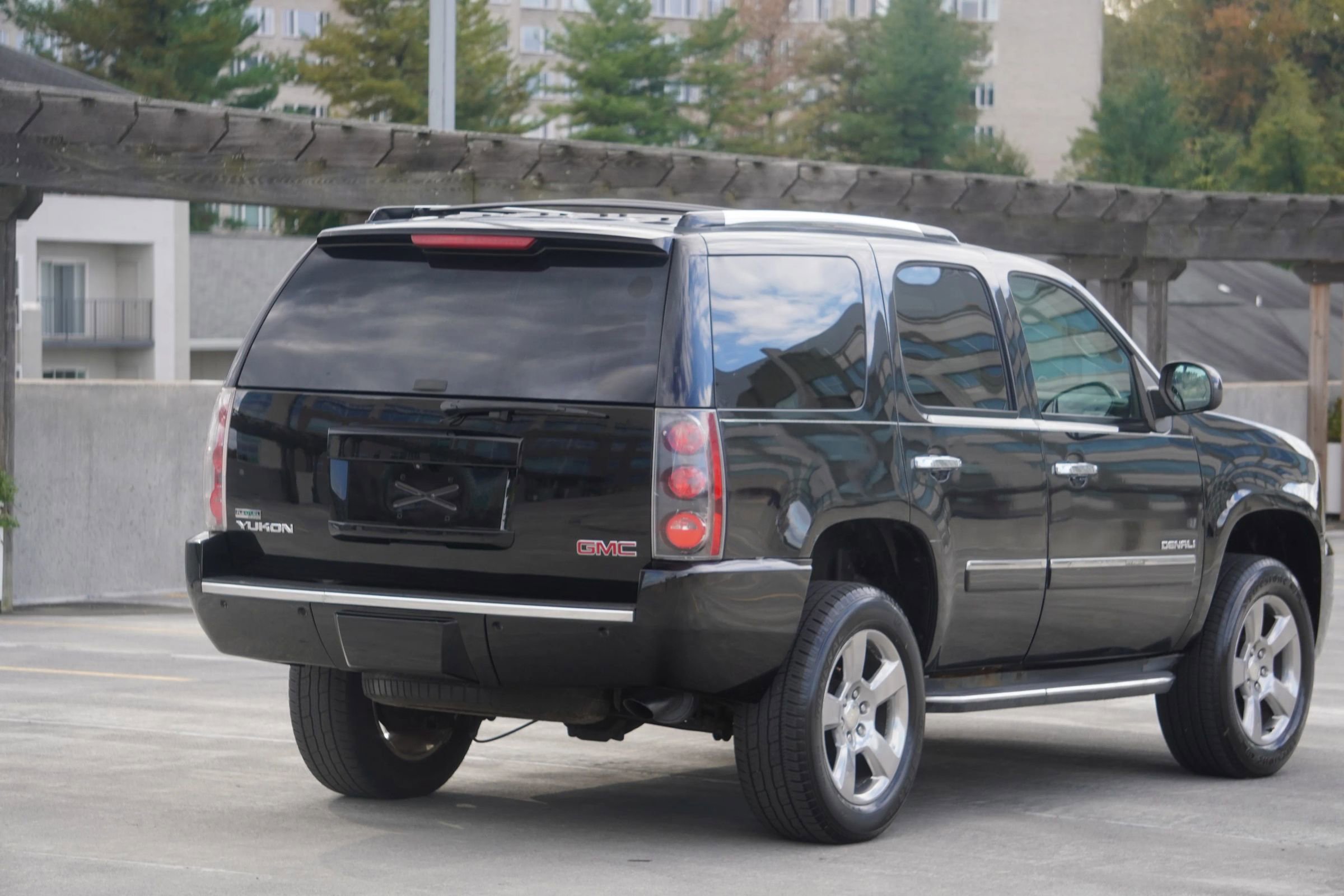 Used 2011 GMC Yukon Denali image 9