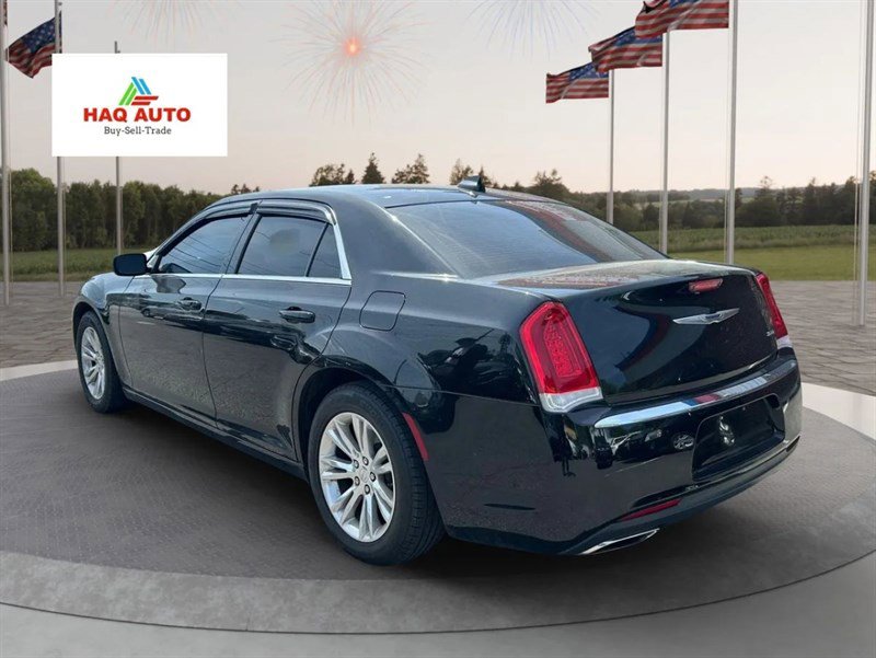 Used 2020 Chrysler 300 Touring w/ Driver Convenience Group image 7