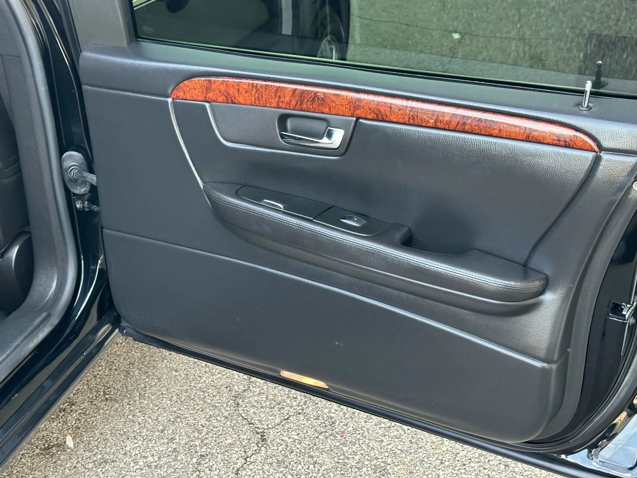 Used 2006 Cadillac DTS image 25