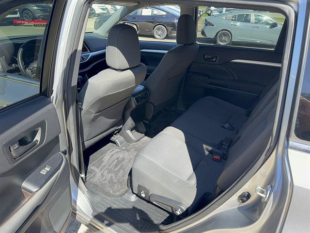 Used 2016 Toyota Highlander LE FWD image 17