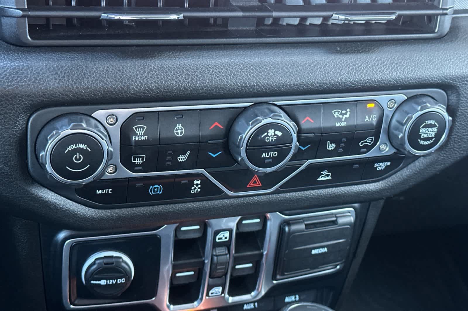 Used 2024 Jeep Wrangler Unlimited AWD/4WD image 22