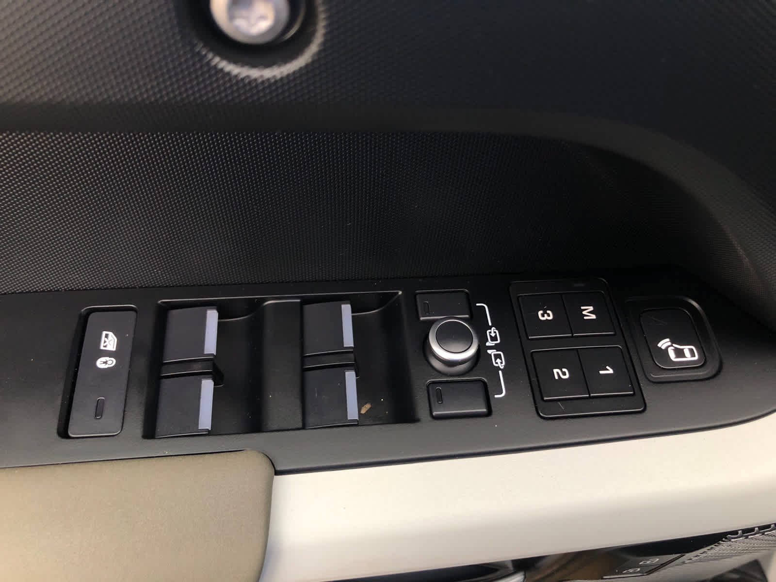 Used 2023 Land Rover Defender 110 SE AWD/4WD image 9