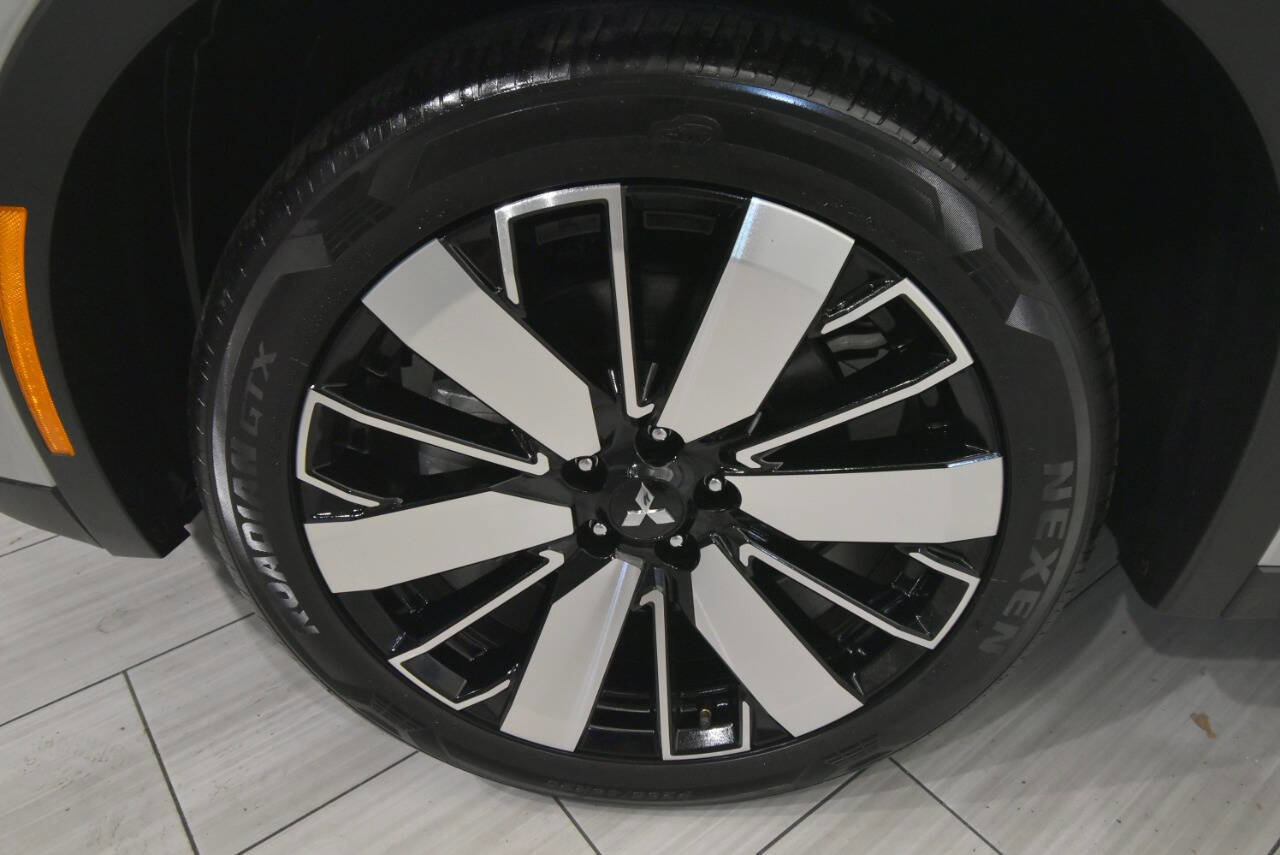 Used 2025 Mitsubishi Outlander SE image 9