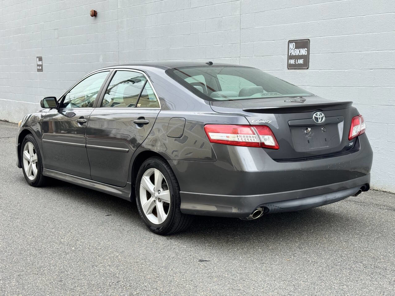 Used 2011 Toyota Camry SE w/ SE Extra-Value Pkg #1 FWD image 6