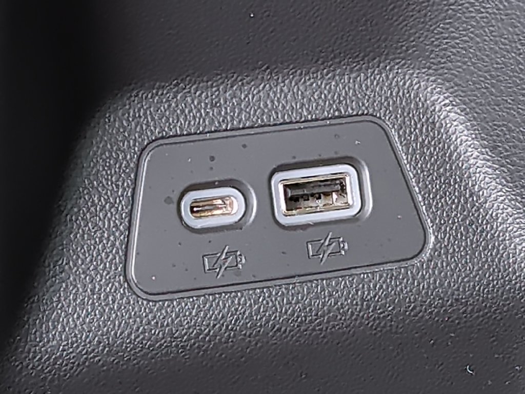 Used 2022 Buick Envision Essence w/ Technology Package I AWD/4WD image 32