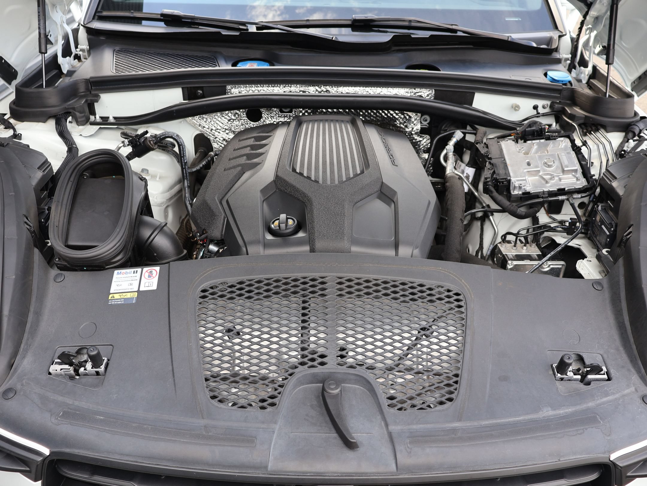 Certified 2023 Porsche Macan AWD/4WD image 29