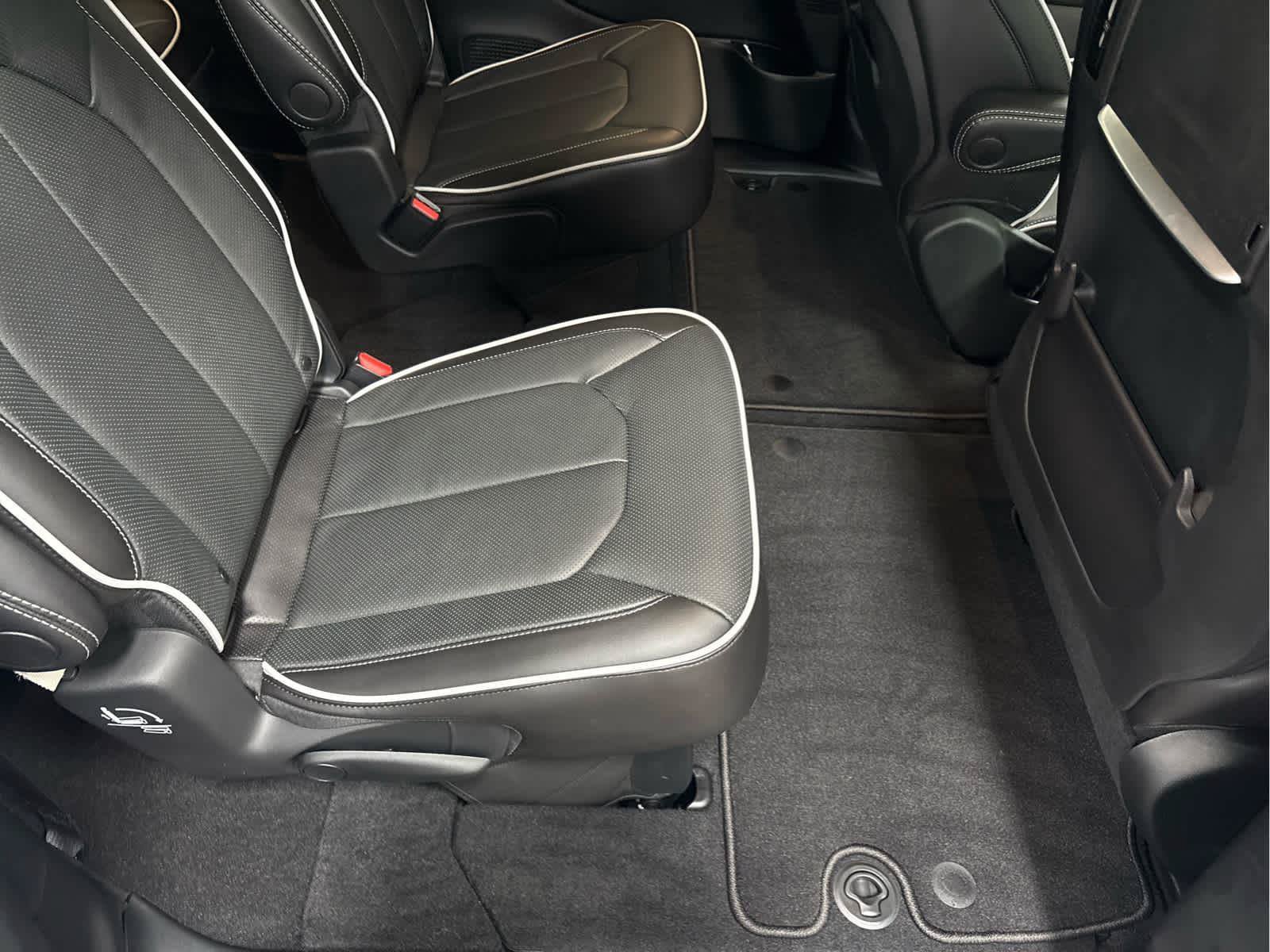 New 2026 Chrysler Pacifica Limited w/ Uconnect Theater Family Group FWD image 32