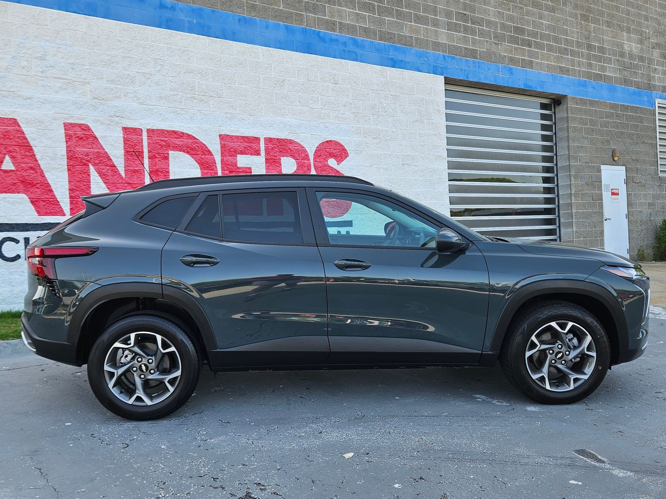 Used 2025 Chevrolet Trax LT FWD image 8