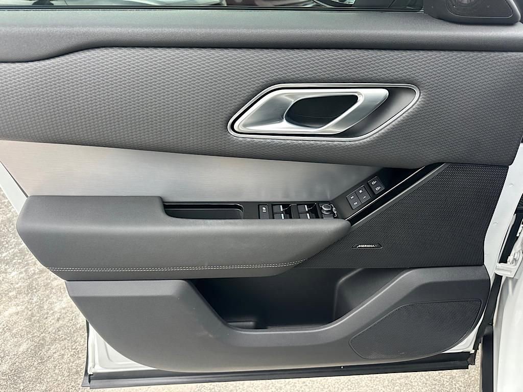 Used 2023 Land Rover Range Rover Velar R-Dynamic S image 17