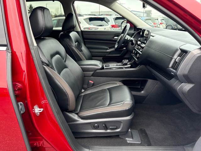 Used 2023 Nissan Pathfinder SL w/ Black Appearance Package image 11