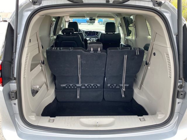 Used 2024 Chrysler Pacifica Touring-L FWD image 19