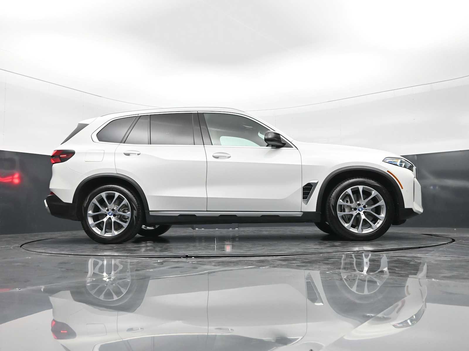 Used 2025 BMW X5 xDrive50e w/ Executive Package AWD/4WD image 28