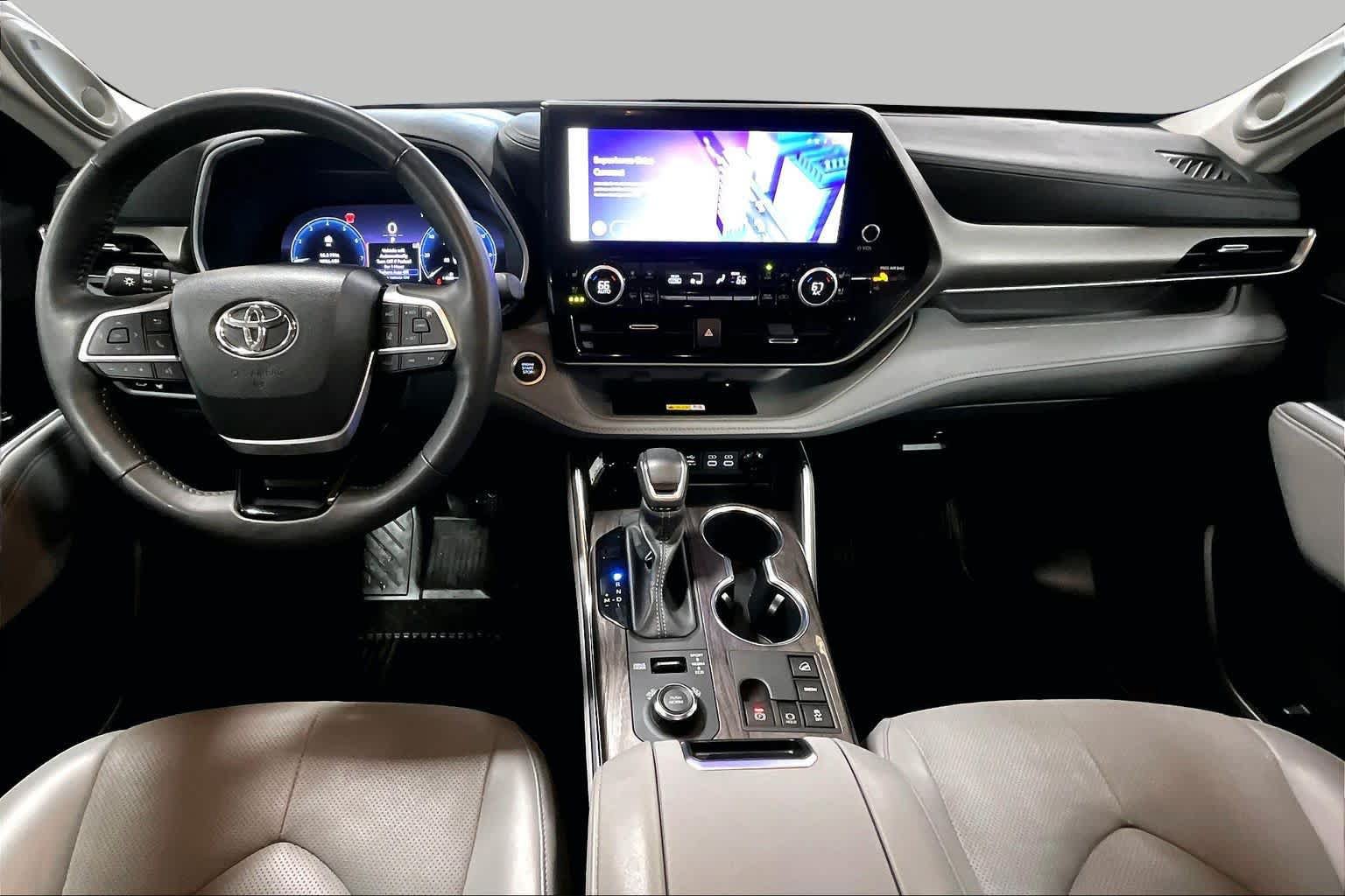 Used 2024 Toyota Highlander Limited AWD/4WD image 15