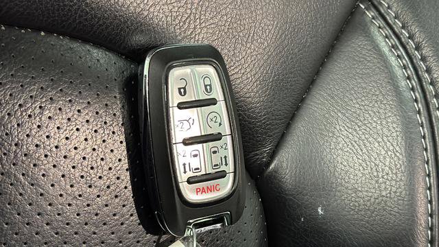 Used 2022 Chrysler Pacifica Touring-L image 20