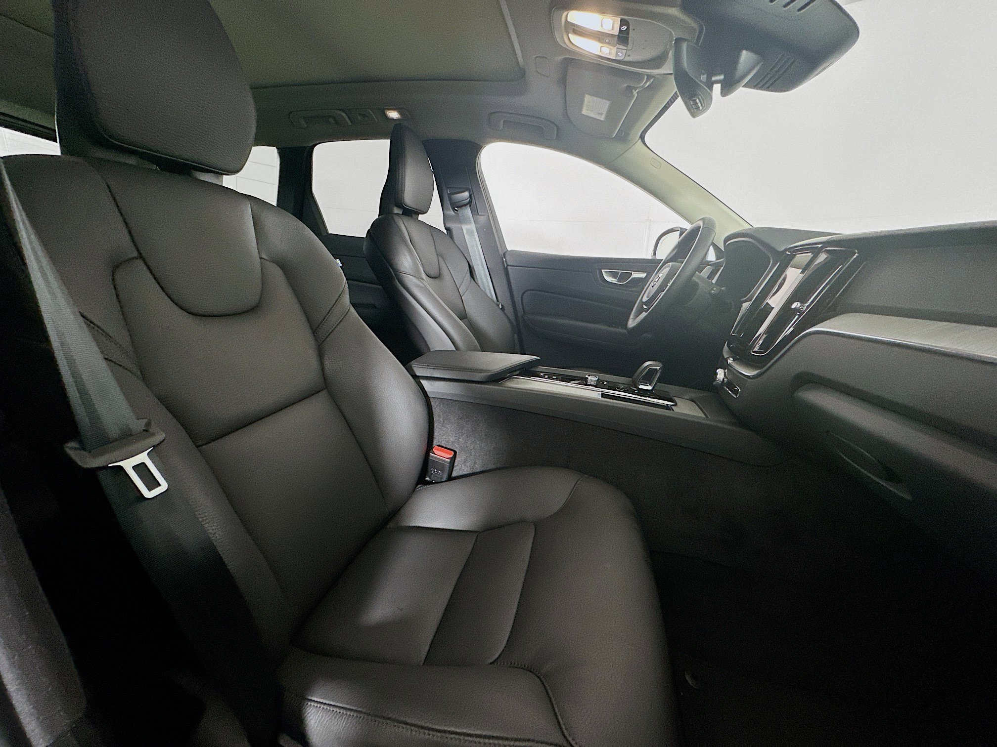 Used 2025 Volvo XC60 B5 Plus image 32