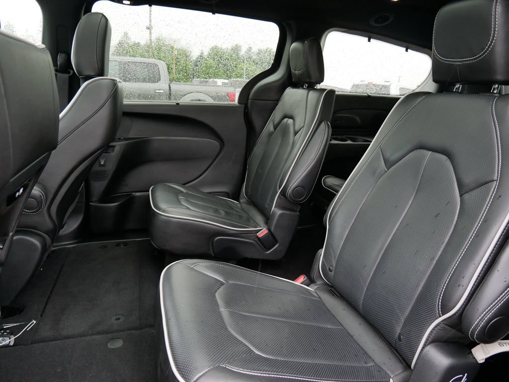 Used 2025 Chrysler Pacifica Limited FWD image 10