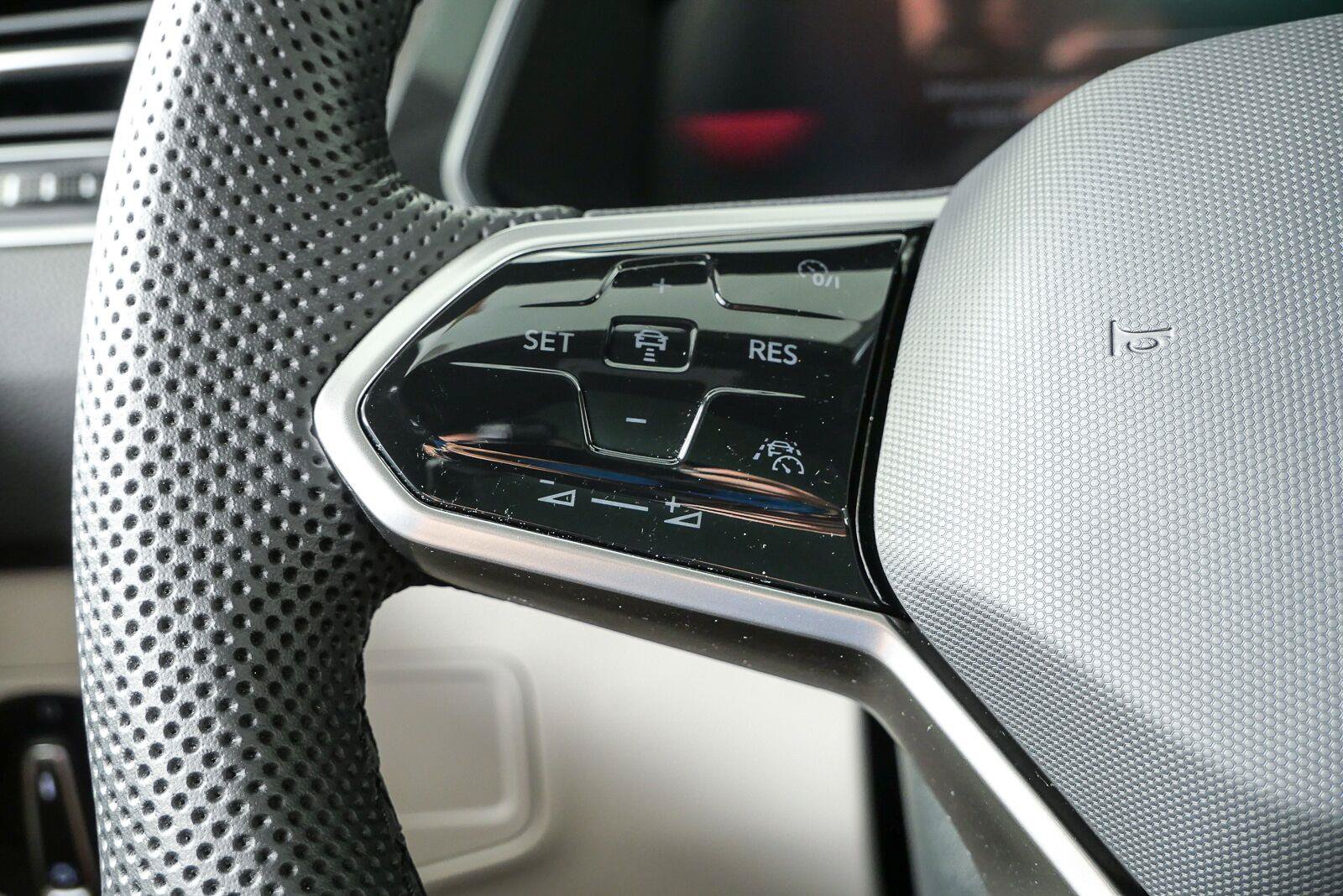 Certified 2024 Volkswagen Tiguan SE R-Line AWD/4WD image 9