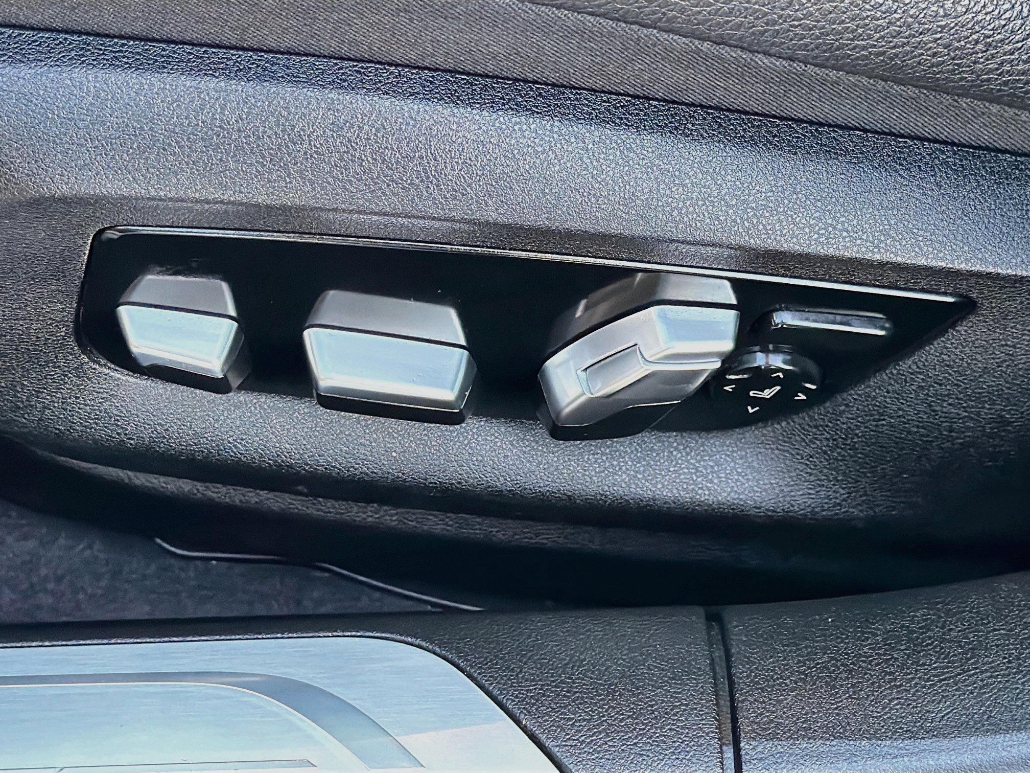 Used 2020 BMW 740i w/ Cold Weather Package RWD image 25