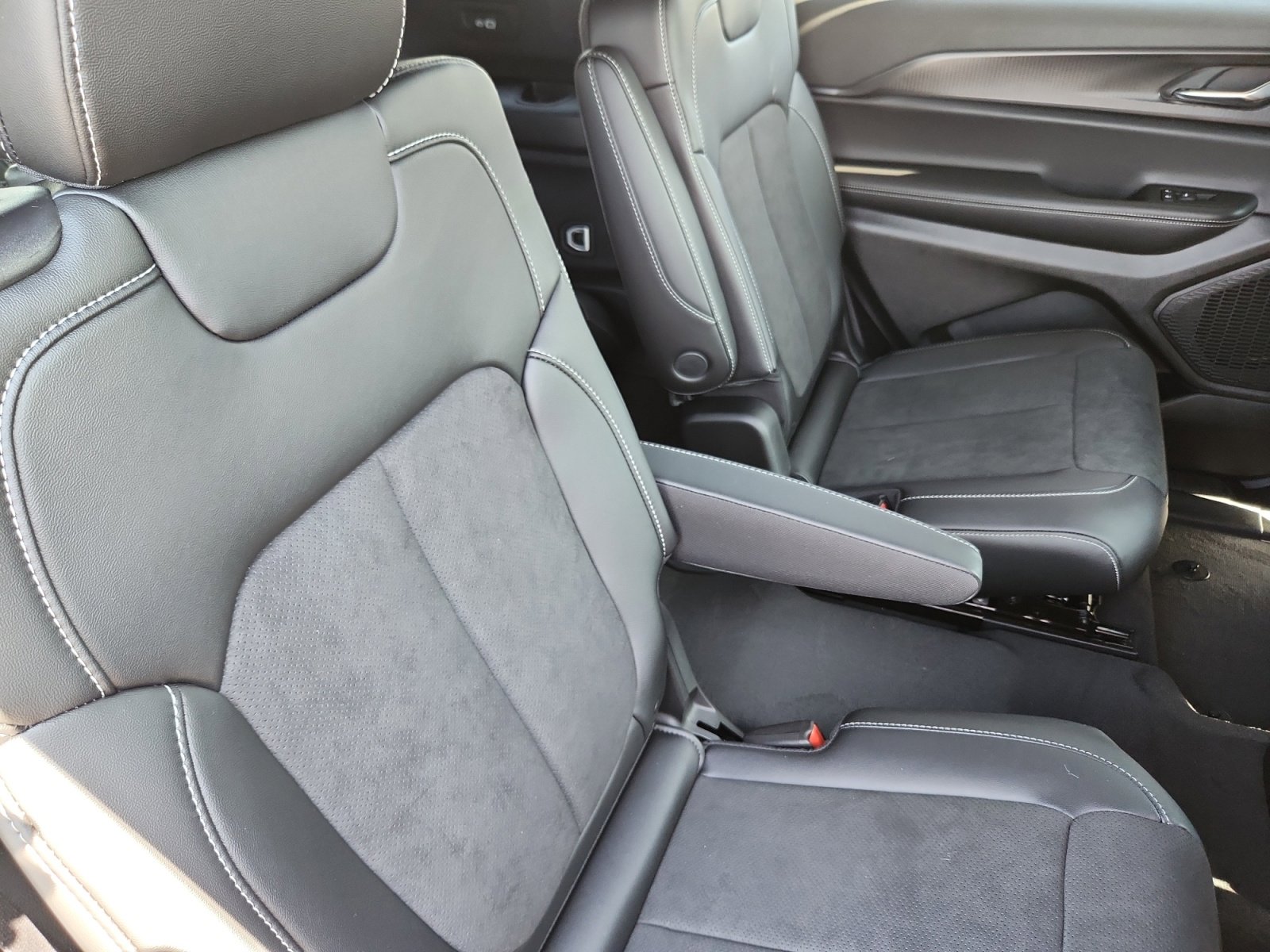 New 2025 Jeep Grand Cherokee L Altitude image 18