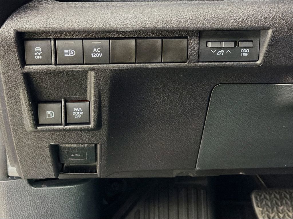 Used 2025 Toyota Sienna Limited image 11