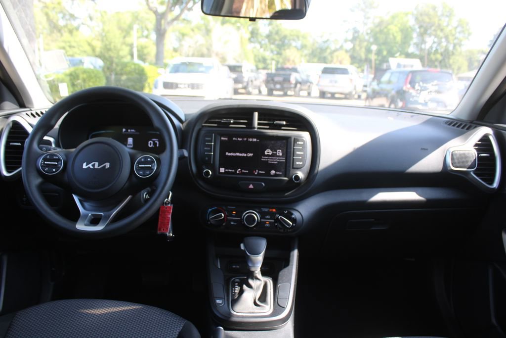 Certified 2025 Kia Soul LX w/ LX Technology Package image 22