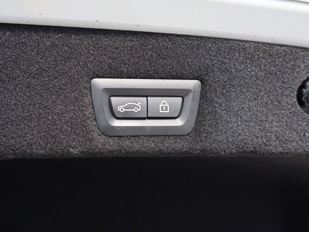 Used 2021 BMW 740i xDrive w/ Premium Package image 18