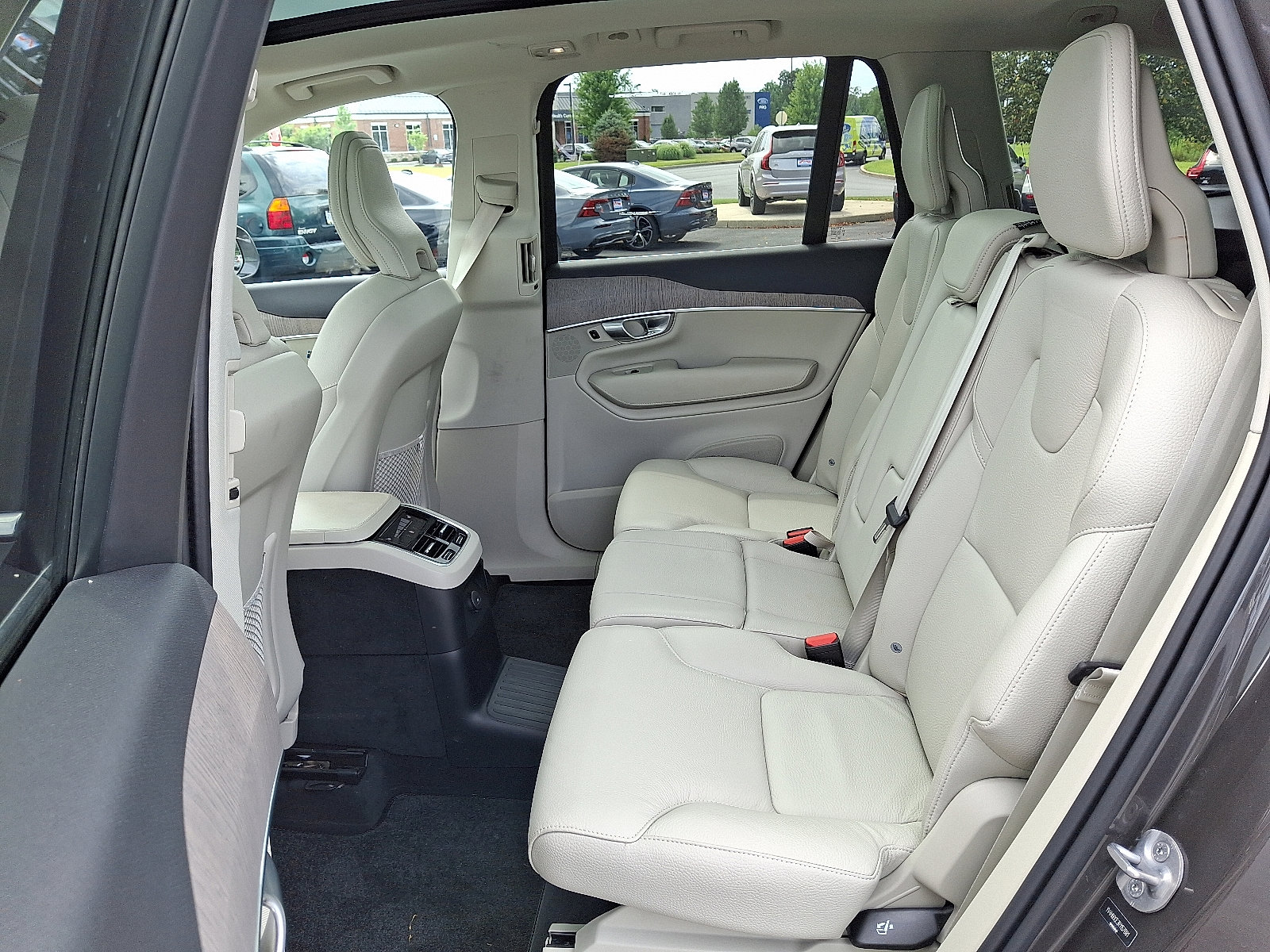 Used 2024 Volvo XC90 T8 Plus w/ Protection Package Premier image 10