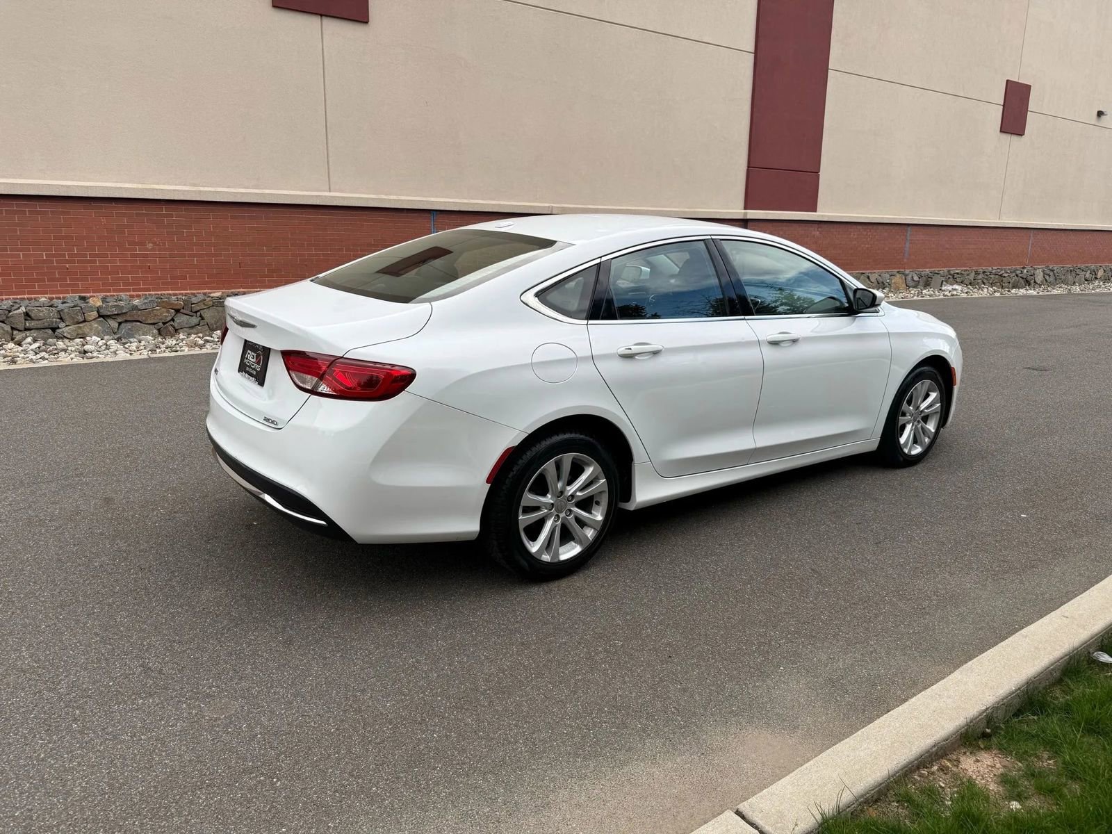 Used 2015 Chrysler 200 Limited w/ Convenience Group image 7
